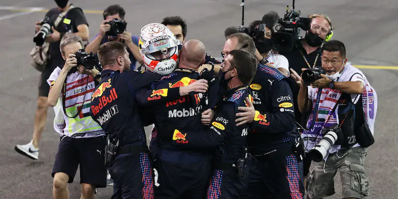Max Verstappen festeggia con la sua scuderia la vittoria del Mondiale di Formula 1 (Lars Baron/Getty Images)