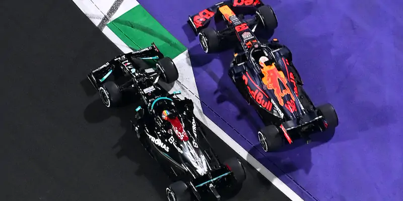 Max Verstappen e Lewis Hamilton nel Gran Premio d'Arabia Saudita a Gedda (Dan Mullan/Getty Images)