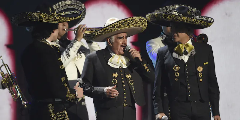 Vicente Fernandez, al centro, si esibisce con il figlio Alejandro e il nipote Alex ai Latin Grammy Awards a Las Vegas, il 14 novembre 2019 (AP/ Chris Pizzello, archivo)