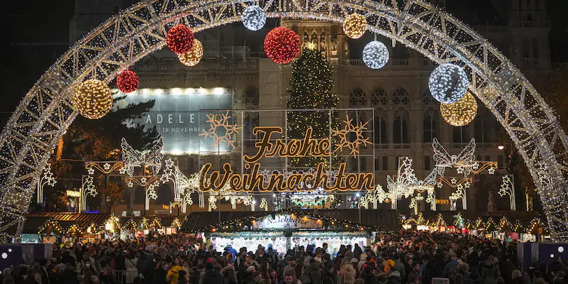 Un mercato di Natale a Vienna (AP Photo/Vadim Ghirda)