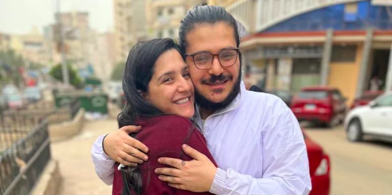 Patrick Zaki con la sorella Marise poco dopo la scarcerazione (foto diffusa dall'Egyptian Initiative for Personal Rights)