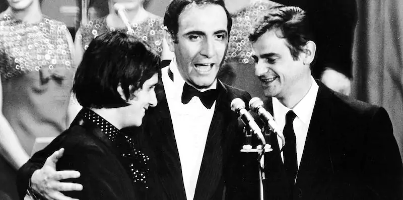 Pippo Baudo, in mezzo, premia i vincitori del Festival di Sanremo del 1968; a sinistra Roberto Carlos e a destra Sergio Endrigo (LaPresse/Publifoto)
