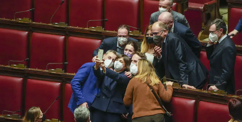 Il segretario del Partito Democratico Enrico Letta e altri parlamentari del PD si scattano un selfie dopo la rielezione di Mattarella. (AP Photo/Gregorio Borgia, Pool)