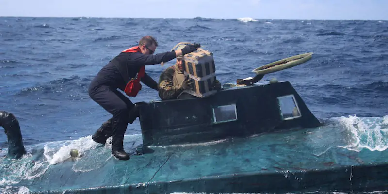 La Guardia Costiera americana recupera i pacchi di cocaina da un narco-sommergibile (U.S. Coast Guard via AP)