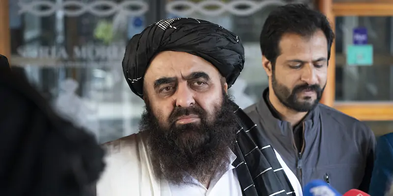 Amir Khan Muttaqi, esponente del governo dei talebani, intervistato a Oslo (Terje Pedersen / NTB via AP)