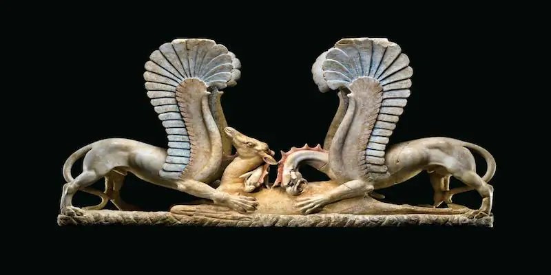 Il Trapezophoros, trovato durante scavi clandestini in provincia di Foggia, comprato dal Getty Museum e, nel 2010, tornato in Italia. (Foto Ansa).