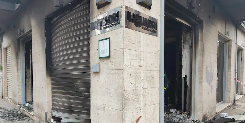 La bomba che ha distrutto uno dei negozi colpiti a San Severo in provincia di Foggia, 11 gennaio 2022.
(Ansa/Franco Cautillo)