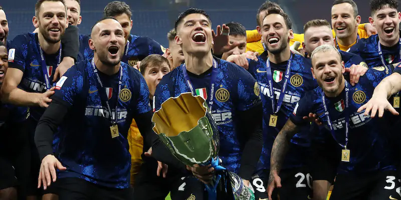 Joaquin Correa solleva la Supercoppa italiana (Marco Luzzani/Getty Images)