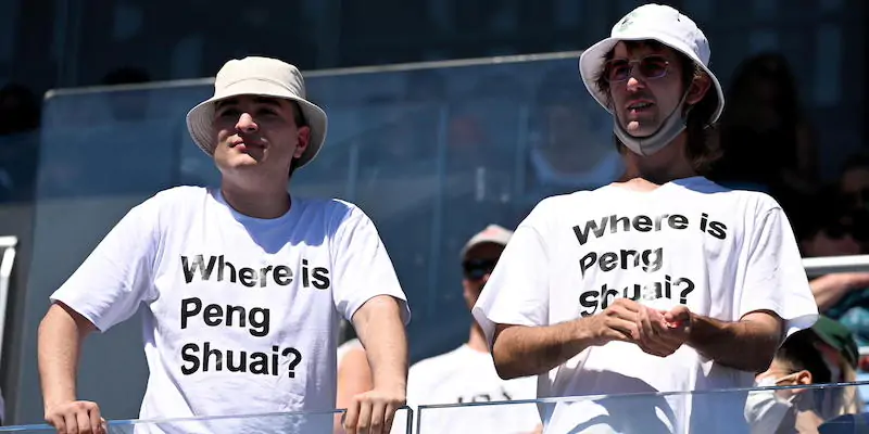Due tifosi durante una partita degli Australian Open, con delle t-shirt con la scritta "Where is Peng Shuai?" (ANSA/EPA/DAVE HUNT)