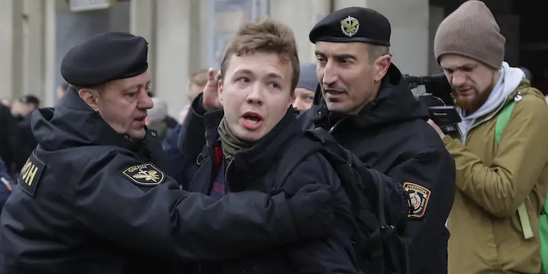 Roman Protasevich arrestato dalla polizia a Minsk, nel 2017 (AP Photo/Sergei Grits)