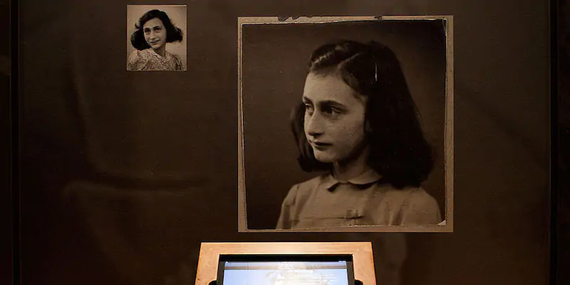 Due foto di Anna Frank esposte all'Anne Frank Center di New York (Andrew Burton/ Getty Images)