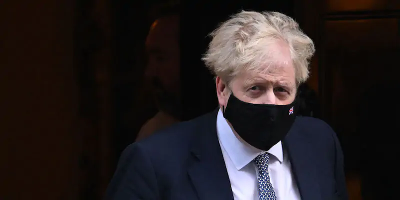 Boris Johnson lascia la sua residenza al 10 di Downing Street per andare in Parlamento, mercoledì 12 gennaio (Leon Neal/ Getty Images)