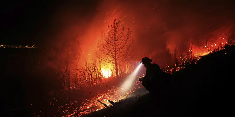 C'è un grande incendio in California, evento raro per il periodo invernale