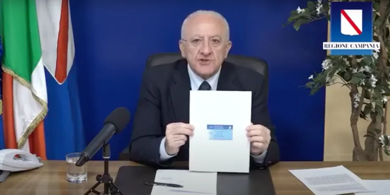Il presidente della Campania Vincenzo De Luca con un prototipo della "card vaccinale"