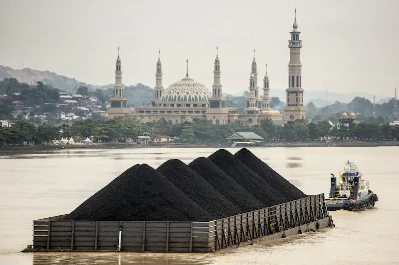 Trasporto di carbone a Samarinda, in Indonesia (Ed Wray/Getty Images)