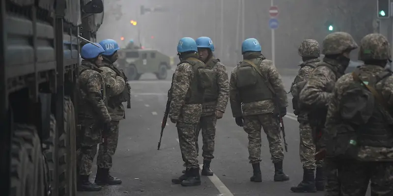 Una delle foto in cui i soldati kazaki indossano i caschi blu dell'ONU (Vladimir Tretyakov/NUR.KZ via AP)