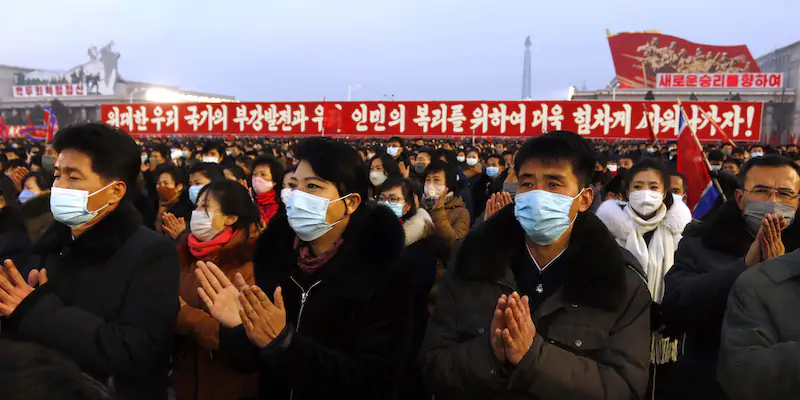 Persone in piazza a Pyongyang dopo la riunione plenaria del Comitato centrale del Partito dei Lavoratori, l'unico partito ammesso in Corea del Nord, lo scorso 5 gennaio (AP Photo/ Cha Song Ho)