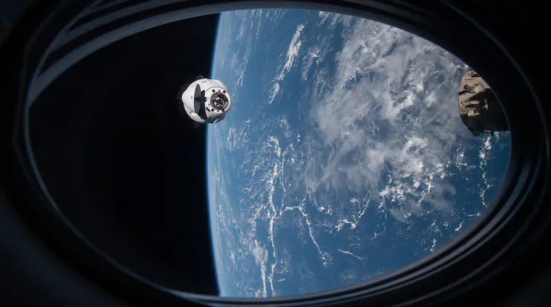 La capsula da trasporto Crew Dragon di SpaceX in avvicinamento alla Stazione Spaziale Internazionale (NASA)