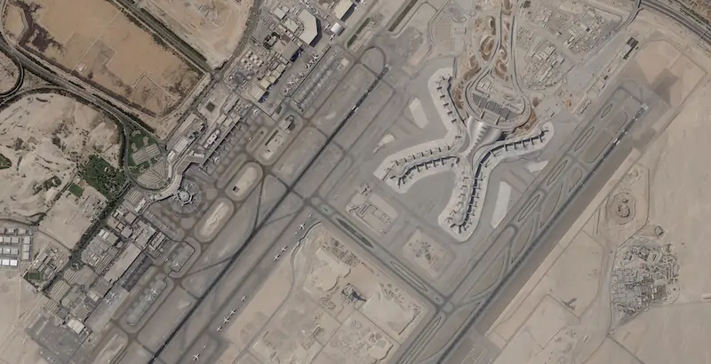 Immagine satellitare di uno degli obiettivi colpiti negli attacchi di lunedì ad Abu Dhabi (Planet Labs PBC via AP)