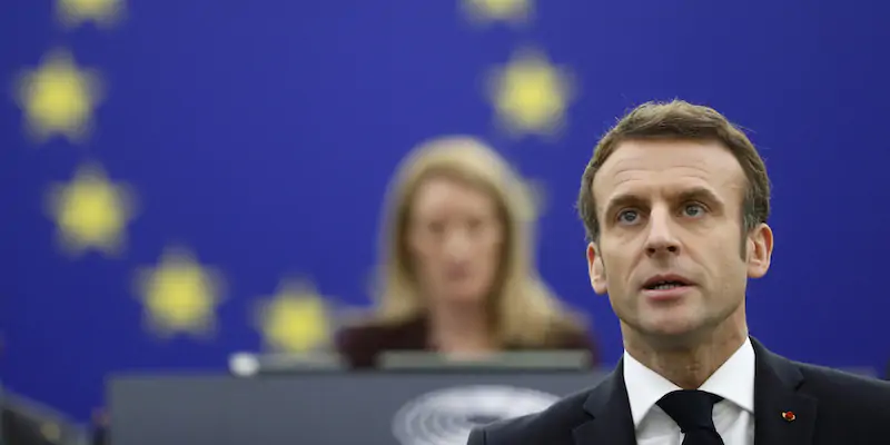 Emmanuel Macron tiene il suo discorso al Parlamento Europeo, davanti alla nuova presidente Roberta Metsola. Strasburgo, Francia, mercoledì 19 gennaio (AP Photo/ Jean-Francois Badias)