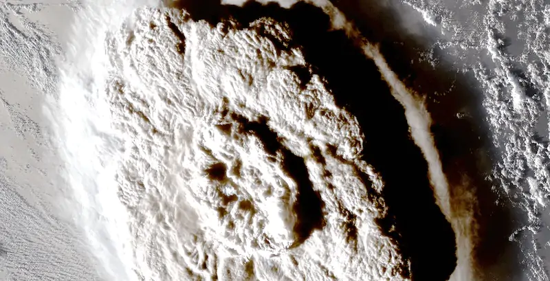L'eruzione osservata dal satellite GOES-17 (NOAA)