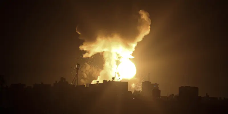 Un'esplosione causata dai bombardamenti di Israele a una base di Hamas nella città di Khan Younis, nel sud della Striscia di Gaza (AP Photo/ Yousef Masoud)