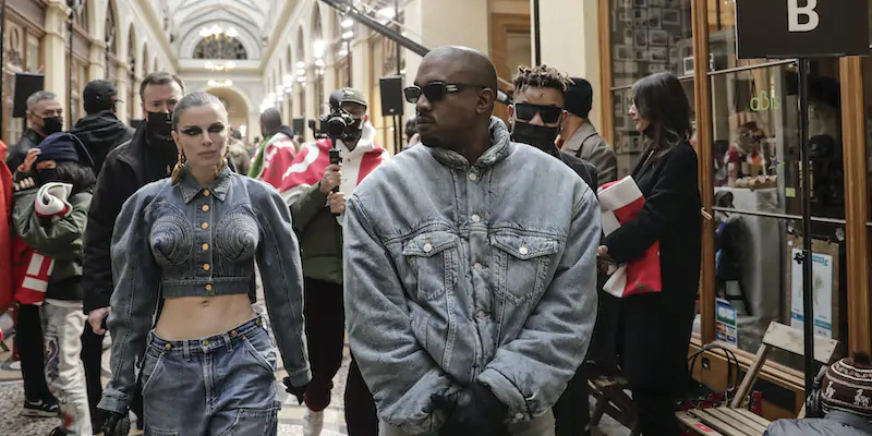 Il rapper Kanye West (44) e l'attrice Julia Fox (31) alla sfilata di Kenzo, Parigi, 23 gennaio
(AP Photo/Lewis Joly)