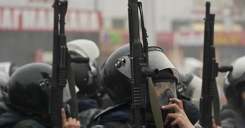 Poliziotti armati durante le proteste in Kazakistan (AP Photo/Vladimir Tretyakov)
