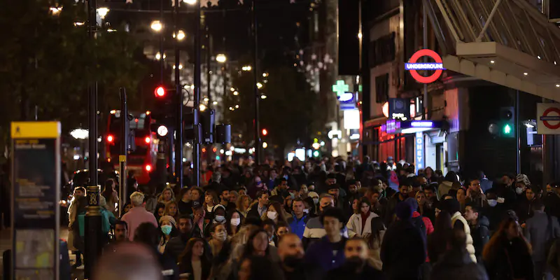 Persone che camminano in Oxford Street, a Londra (Hollie Adams/Getty Images)