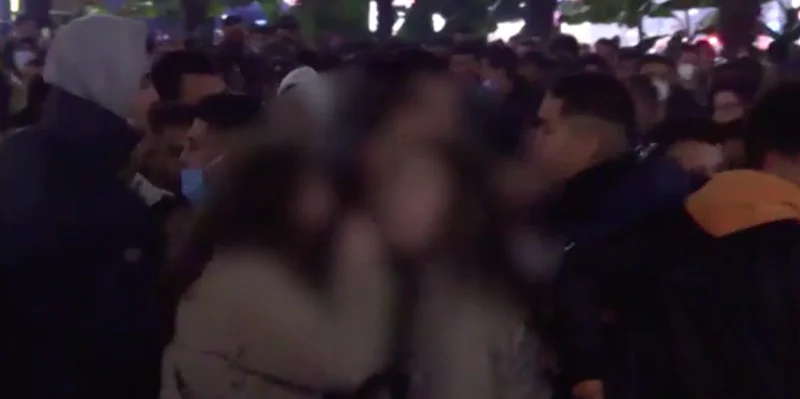 (un'immagine tratta da uno dei video che circolano sulle violenze di Capodanno in Piazza Duomo)