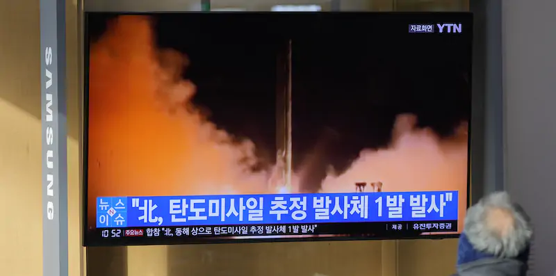 Un notiziario in Corea del Sud racconta del lancio effettuato dalla Corea del Nord (AP Photo/Lee Jin-man)