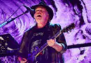 Spotify rimuoverà la musica di Neil Young dalla sua piattaforma, come richiesto dal cantante in segno di protesta contro un podcast antivaccinista