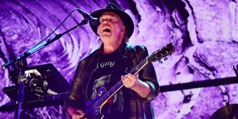 Neil Young durante un concerto del 2017 (Matt Kincaid/ Getty Images)