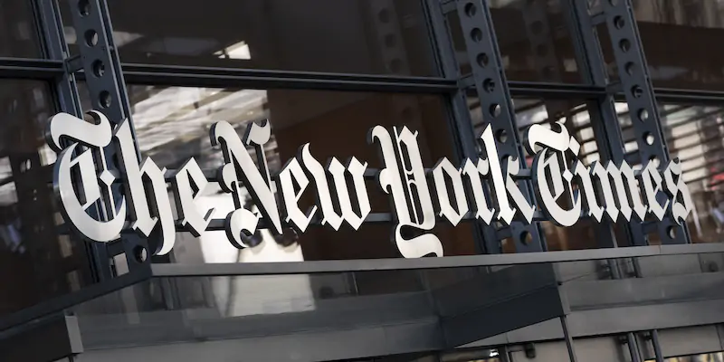 Un dettaglio dell'entrata del New York Times, a New York (AP Photo/Mark Lennihan, File)