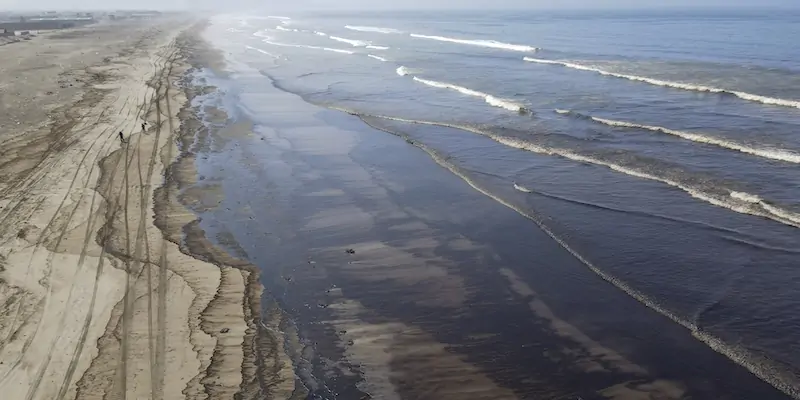La perdita di petrolio sulla spiaggia di Cavero, a Ventanilla, fotografata il 17 gennaio
(AP Photo/ Martin Mejia)
