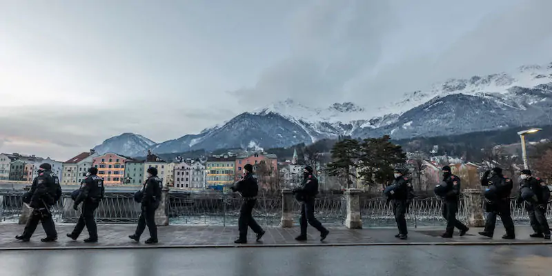 Agenti di polizia durante una manifestazione contro l'obbligo vaccinale a Innsbruck, in Austria, lo scorso 9 gennaio (Jan Hetfleisch/ Getty Images)