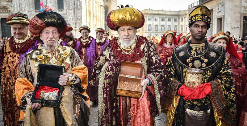 Tre uomini vestiti da re magi in Piazza del Duomo, a Milano, il 6 gennaio 2020 (Ansa/Matteo Corner)