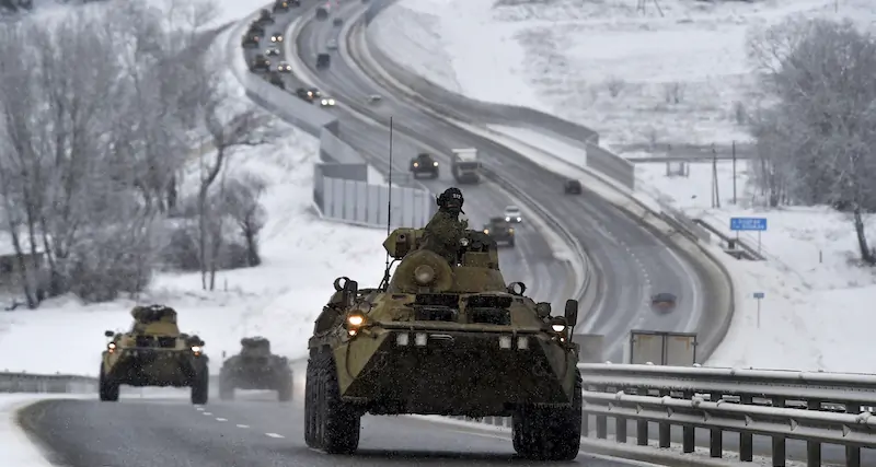 Un convoglio di veicoli corazzati russi in Crimea (AP Photo, File)