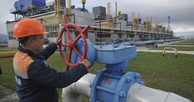 Un operaio in una centrale a gas in Ucraina (AP Photo/Pavlo Palamarchuk, File)