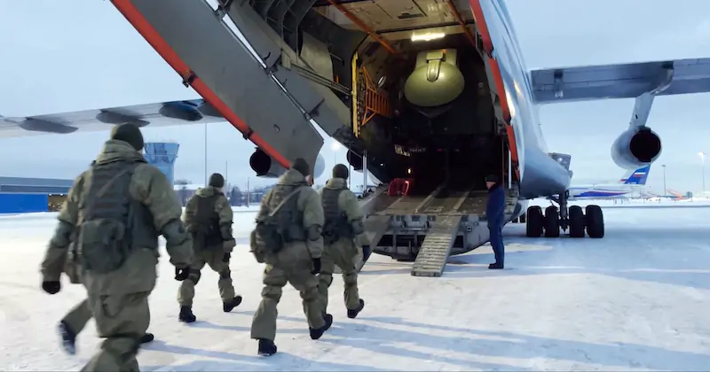 Soldati russi in partenza per il Kazakistan, il 6 gennaio (Russian Defense Ministry Press Service via AP)