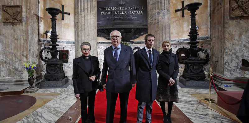 Da sinistra, Marina Doria, Vittorio Emanuele, Emanuele Filiberto e Clotilde Courau, alla tomba di Vittorio Emanuele II al Pantheon, a Roma (ANSA / ALESSANDRO DI MEO)
