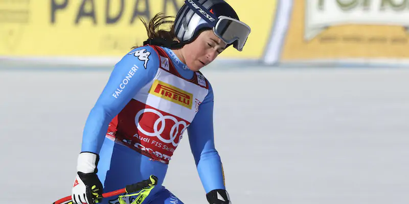Sofia Goggia dopo la caduta nel supergigante di Cortina d'Ampezzo (AP Photo/Alessandro Trovati)
