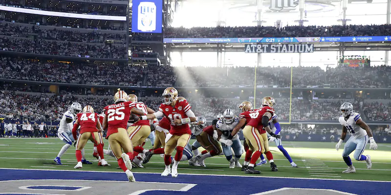I riflessi della luce all'AT&T Stadium di Arlington durante Dallas Cowboys e San Francisco 49ers (AP Photo/Roger Steinman)