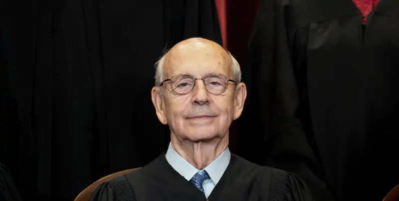Il giudice della Corte Suprema degli Stati Uniti Stephen Breyer nell'aprile del 2021 (Erin Schaff/ The New York Times via AP, Pool)