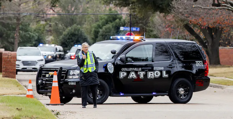 Un'auto della polizia nei pressi della sinagoga di Colleyville, in Texas (AP Photo/Gareth Patterson)