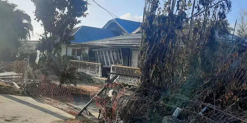 Una casa danneggiata dallo tsunami a Nuku'alofa, la capitale di Tonga, fotografata giovedì 20 gennaio. (Marian Kupu/ Xinhua via ANSA)