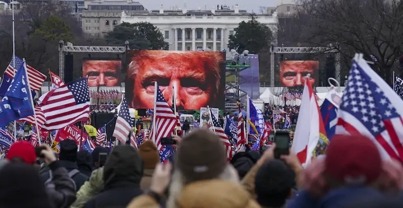 Sostenitori di Donald Trump davanti alla Casa Bianca il 6 gennaio 2021 (AP Photo/John Minchillo, File)