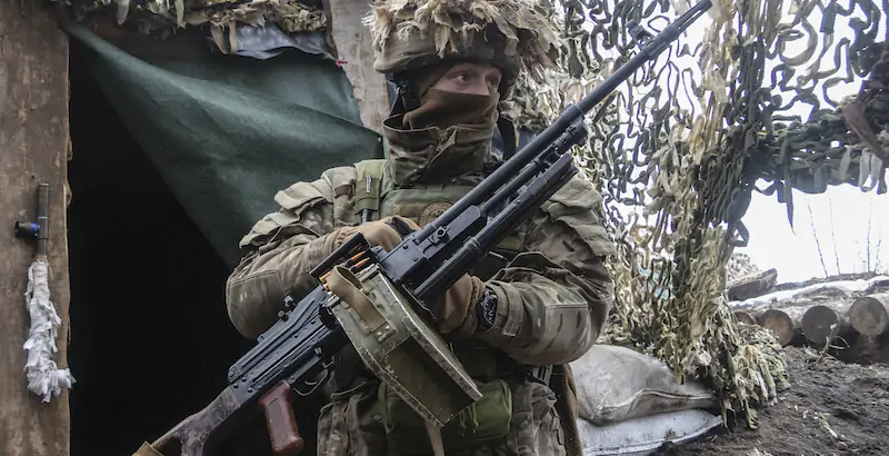 Un soldato ucraino nella zona di Donetsk (AP Photo/Andriy Dubchak,file)