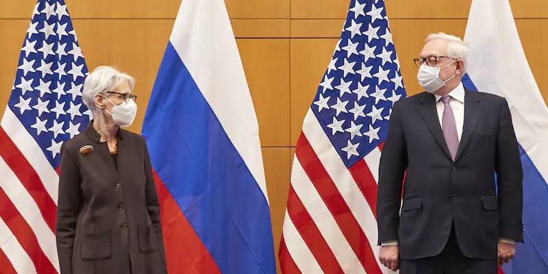 La vicesegretaria di Stati americana Wendy Sherman, a sinistra, e il viceministro degli Esteri russo Sergei Ryabkov a Ginevra, il 10 gennaio 2022 (Denis Balibouse/Pool via AP)