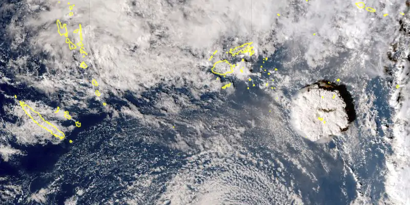 Un'immagine satellitare dell'eruzione del vulcano sottomarino Hunga Tonga-Hunga Ha’apai, sabato 15 gennaio (Japan Meteorology Agency via AP)